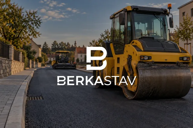 Pokládka asfaltu, válec a finišer na nové ulici